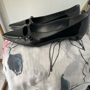 STUART WEITZMAN BLACK PATENT POINTED FLATS SIZE 8